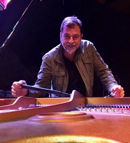Patrice Scanavini accordant un piano à queue