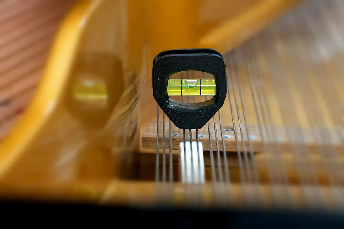 Contrôle du plan et de la géométrie des cordes d’un piano à queue