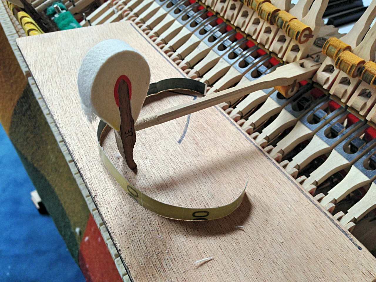 Contrôle précis de l’alignement et du point de frappe d’un marteau de piano